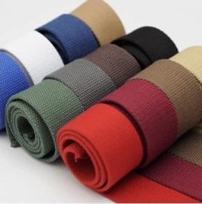 สายผ้าสปัน เป็นสายสำเร็จรูปที่มีการทอที่หนาแน่นและมีหลากหลายสีให้เลือก หาซื้อได้ทั่วๆไป