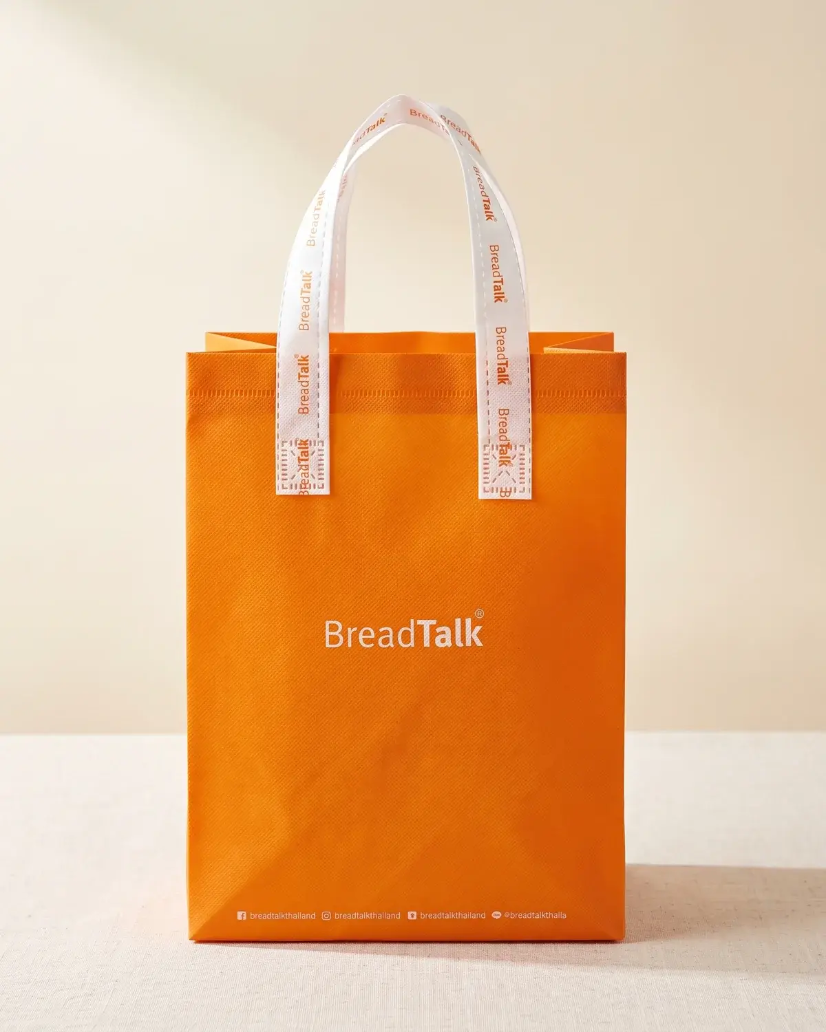 ถุงเก็บความเย็นสีส้ม BreadTalk สกรีนโลโก้ที่สายกระเป๋า ผลิตโดยโรงงาน CDV